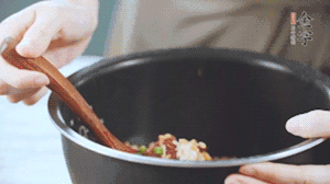 揭開鍋蓋，放上青菜，荷包蛋，就可以吃了。