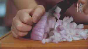 2.半個(gè)青椒、半個(gè)黃椒切圈、一個(gè)洋蔥切丁、三個(gè)白蘑菇切片備用。