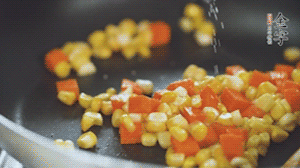 胡蘿卜、玉米洗凈后，處理成粒，加鹽簡單炒制。