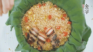 擺上金字醬肉，妥帖包裹好上鍋蒸。