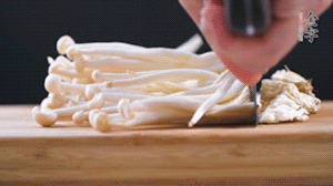 海鮮菇、蟹味菇去掉根部，洗凈。