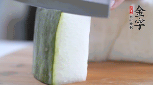 冬瓜去瓤去皮，切小塊。