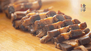 金字醬肉切片。