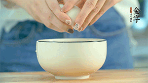 雞蛋液打散，可以加點鹽和黃酒，邊煎邊用筷子攪拌。