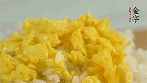 將雞蛋碎、西蘭花碎和放涼的米飯混合，用少許鹽、橄欖油調(diào)味。