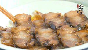 鋪上一片醬肉，撒點芝麻即可。