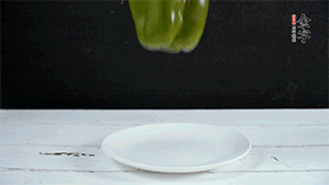 雞蛋打散，加青椒粒、蔥花攪拌。