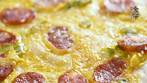 撒上一些芝麻，準備一些番茄醬，一份早餐就做好了。