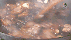 熱油下鍋，爆香蒜片。放入醬肉翻炒片刻后,下豌豆尖均勻翻炒。