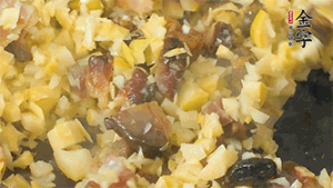 熱油起鍋，下醬肉丁炒香，再加入筍丁、適量水淀粉勾芡翻炒均勻。