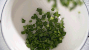 韭菜洗凈，切粒。