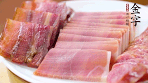 擺盤后鋪上老豆腐，淋點料酒，灑點白糖上鍋蒸20分鐘。