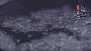 小青菜洗凈后，鍋中水燒開，放點鹽和滴幾滴油后燙熟。