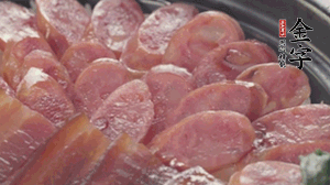 沿著米飯邊淋一圈玉米油，擺上小青菜，淋上醬油和湯調(diào)成的醬汁，撒上辣椒粒、香蔥末即可。