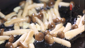 熱油下鍋煸香蒜末，依次加蟹味菇、香腸、西蘭花均勻翻炒，放適量水燜煮3分鐘。