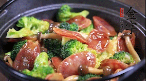 出鍋前加少許鹽、水淀粉即可。