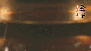 冷水下鍋，加入牛仔骨、姜片焯水備用。