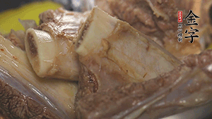 鍋中加熱適量油，加入姜和牛仔骨炒至外表呈金棕色。