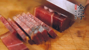 金字火腿溫水浸泡30分鐘，切成小塊。