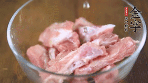 切成小段的排骨洗凈后，加姜片焯水3分鐘。