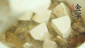 加入適量清水、黃酒燉開后，小火煮1小時(shí)即可。