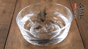 黑木耳泡發(fā)備用。