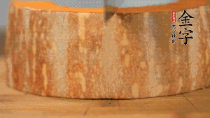 南瓜去皮洗凈后，切成規(guī)則的長(zhǎng)方形。