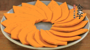 秋葵、南瓜交叉擺在盤中，然后香腸片置于上面，擺成花環(huán)狀。