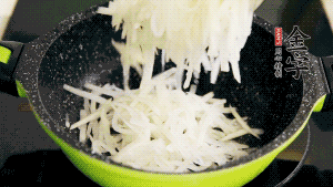 鍋加油至5成熱，放香腸粒、臘肉粒翻炒，等脂肪變透明后，加香菇、瑤柱、蝦米，放適量冰糖、胡椒粉、鹽炒至香味溢出。