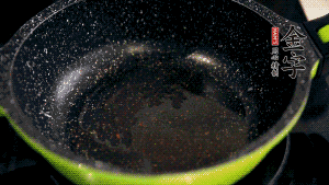 盆中放入炒好的蘿卜絲、香腸等食材，加粘米粉、澄粉，一邊倒香菇水，一遍攪拌成稀糊狀。（加入少量的澄粉可以讓蘿卜糕質(zhì)地柔軟又充滿(mǎn)彈性，而且還可以增加成品的透明感。 ）