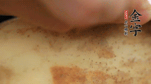 金字香腸切片，藕去皮切薄片備用。