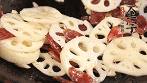 依次下香腸片、藕片翻炒均勻，加適量清水燜熟。