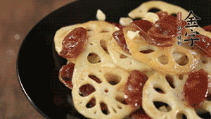 出鍋前加少許鹽調(diào)味，撒上蔥花即可。