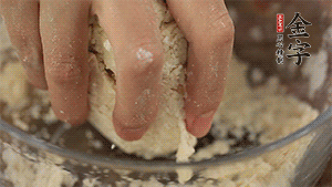 揉勻成光滑的面團(tuán)后，醒發(fā)半小時(shí)。