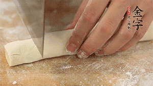 均勻切段后搓成長條狀，繞到香腸上，以紅豆點(diǎn)綴眼睛。