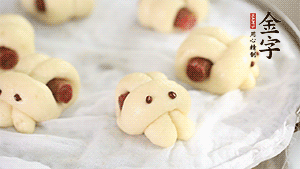 上鍋大火蒸20分鐘后，關(guān)火燜5分鐘就可以了。