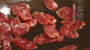 鍋中油7成熱時，，先放香腸煸香，再放荷蘭豆、小玉米均勻翻炒。（可淋點(diǎn)料酒或清水讓香腸口感軟一些）