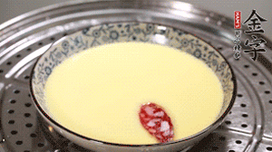 將香腸片均勻鋪上，繼續(xù)蒸6分鐘。