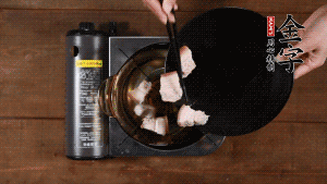 將鮮肉、咸肉、姜片、蔥結(jié)放到湯鍋中，加黃酒及足量清水。