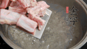 剁成塊狀的排骨洗凈，放入沸騰的鍋中，加姜片汆燙，2分鐘后撈出備用。