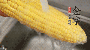 蓮藕切塊、玉米切段、荸薺削皮。