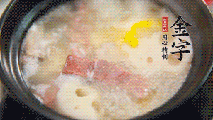 出鍋前加適量鹽調(diào)味，撒香菜點(diǎn)綴就可以啦。