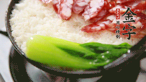 5分鐘后，在鍋邊用勺子淋一圈少少的油。打雞蛋，放青菜，把調(diào)好的醬汁倒入。（在米飯周圍用小勺沿著鍋邊淋上一圈油，是為了吃到地道的鍋巴。這個過程可以稍微轉(zhuǎn)動下鍋，使四壁受熱均勻。）