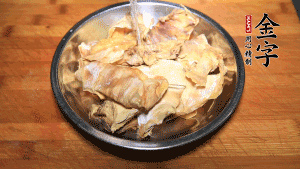 筍干冷水泡發(fā)至軟，切成小段，生姜切成片備用。