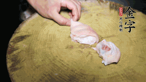 新鮮豬蹄切成塊狀，冷水入鍋，加姜片、黃酒汆燙3分鐘，出鍋后洗凈。（要先將豬蹄的蹄甲和毛處理干凈，如果有毛扎扎的感覺(jué)，非常影響口感。大火燒開(kāi)后，撇去血沫，要多撇幾遍至干凈，這樣才可使湯色更鮮亮、清淡不油膩。）