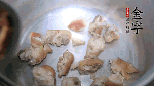 將汆燙好的豬蹄塊、蹄片 、筍段、姜片放入鍋中，放黃酒調(diào)味。