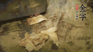 加適量溫水淹沒(méi)食材，大火燉至水沸后再小火慢燉1小時(shí)，出鍋前10分鐘加枸杞。（焯過(guò)水后的豬蹄不應(yīng)再用涼水，用溫水燉煮更容易軟爛。也可以用高壓鍋或者有煲湯功能的電飯煲，省時(shí)又便于入味。）