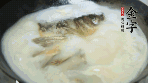 然后加竹蓀段、姜片、枸杞、火腿片，以少量鹽、黃酒調(diào)味，大火燉煮10分鐘。