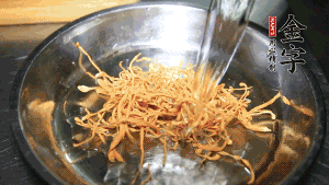 蟲草花用涼水浸泡10分鐘，干香菇溫水泡發(fā)至軟去蒂備用。蓮子、紅棗也可一同清洗干凈。