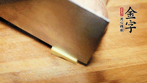 將雞、生姜片、火腿片放入砂鍋中，注入清水淹沒雞身。（燉湯最適宜冷水下鍋，隨著水溫的慢慢升高，原料會(huì)充分釋放出營(yíng)養(yǎng)。）